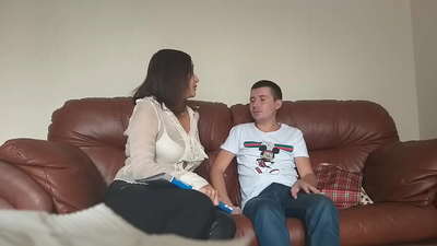 Ọmọ ile-iwe itiju buru oluko ti ko ni itẹlọrun (Milf Alina Tumanova)