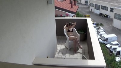 Amí lori mi odo roommate ti o baraenisere lori balikoni