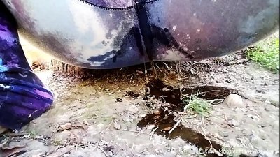 Pissing ni ita! Wa wo LilKiwwiMonster gba awọn panties rẹ tutu ati pee ni eruku!